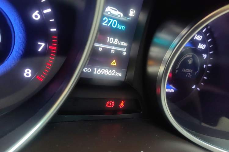 Used Hyundai Santa Fe 2013 2.4L Automatic Two-Wheel Drive Smart Version Odometer Close Up