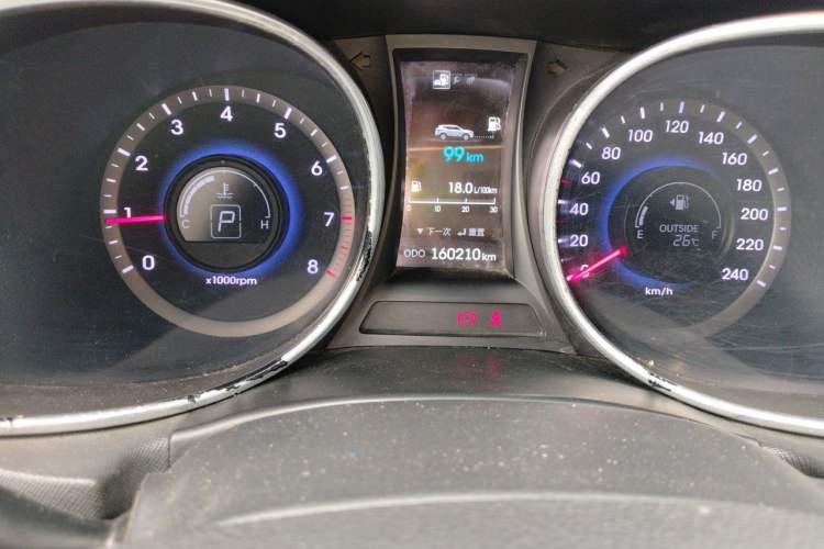 Used Hyundai Santa Fe 2013 2.4L Automatic Two-Wheel Drive Smart Version Odometer Close Up