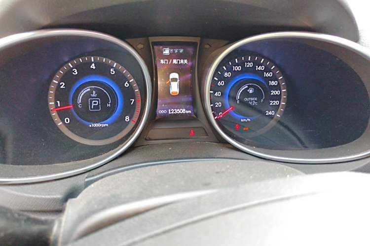 Used Hyundai Santa Fe 2013 2.4L Automatic Two-Wheel Drive Smart Version Odometer Close Up