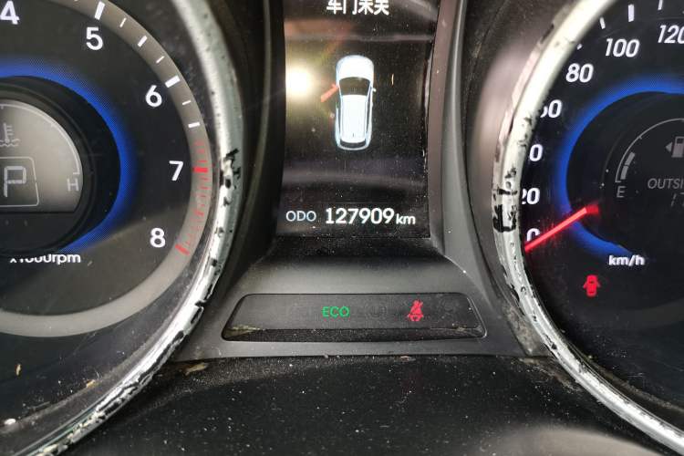 Used Hyundai Santa Fe 2013 2.4L Automatic Two-Wheel Drive Smart Version Odometer Close Up