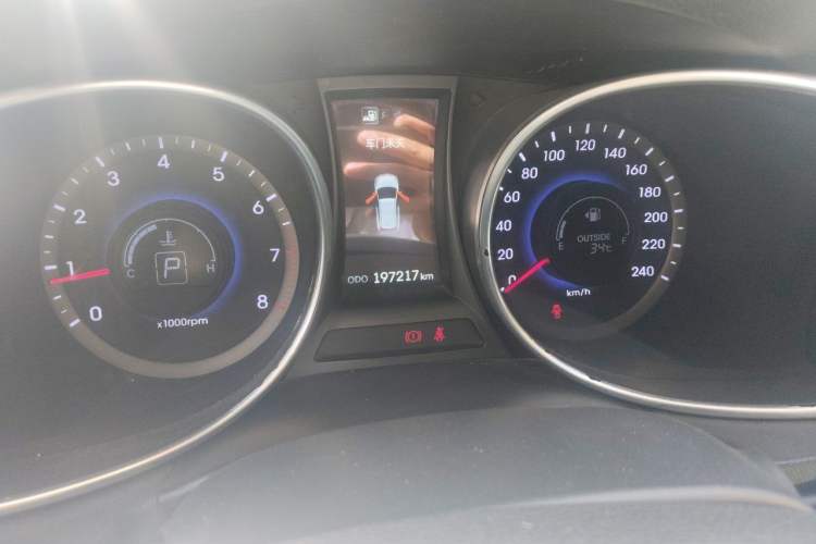 Used Hyundai Santa Fe 2013 2.4L Automatic Two-Wheel Drive Smart Version Odometer Close Up