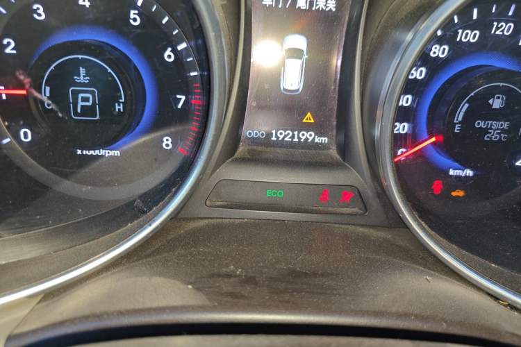 Used Hyundai Santa Fe 2013 2.4L Automatic Two-Wheel Drive Smart Version Odometer Close Up