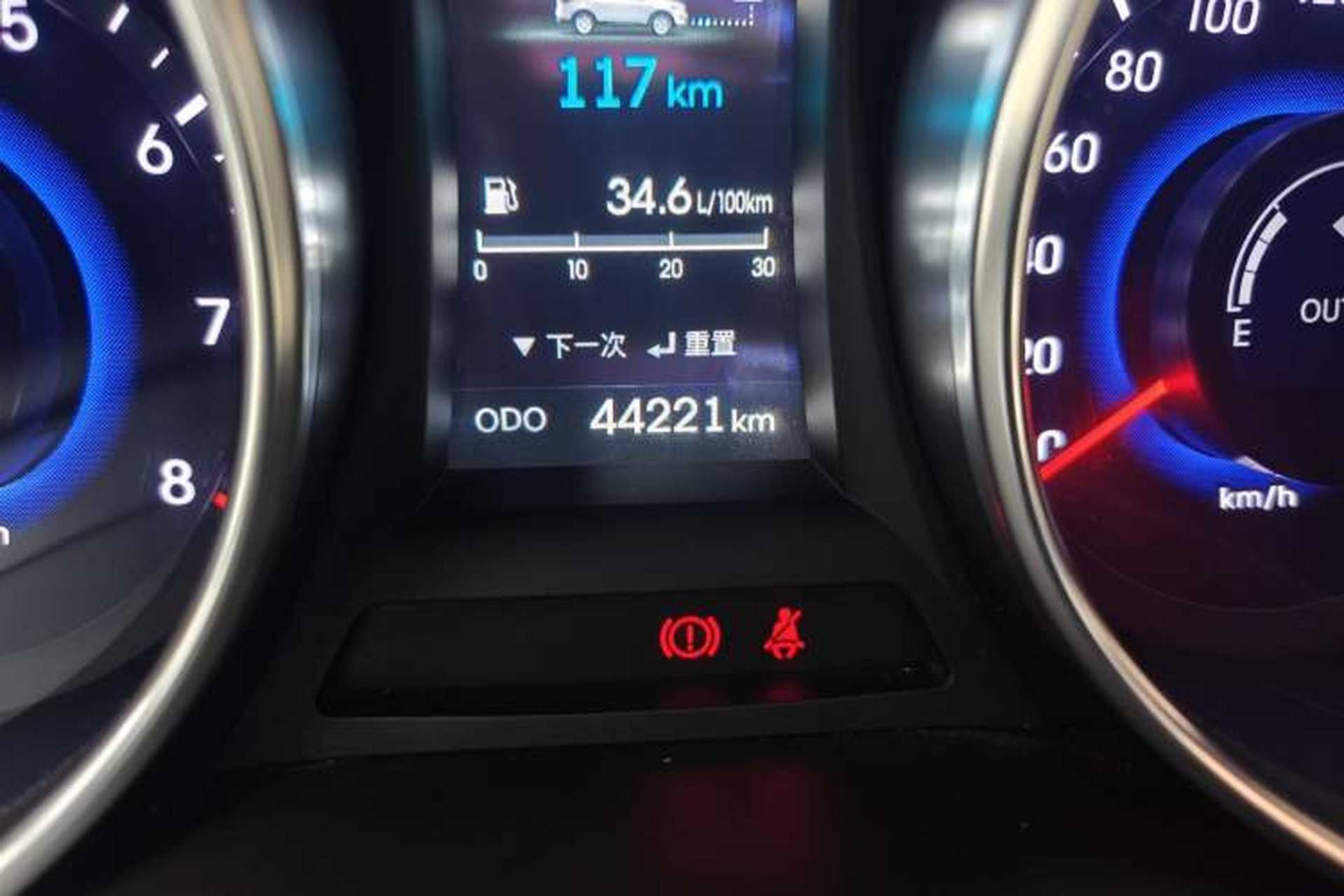 Used Hyundai Santa Fe 2013 2.4L Automatic Two-Wheel Drive Smart Version Odometer Close Up