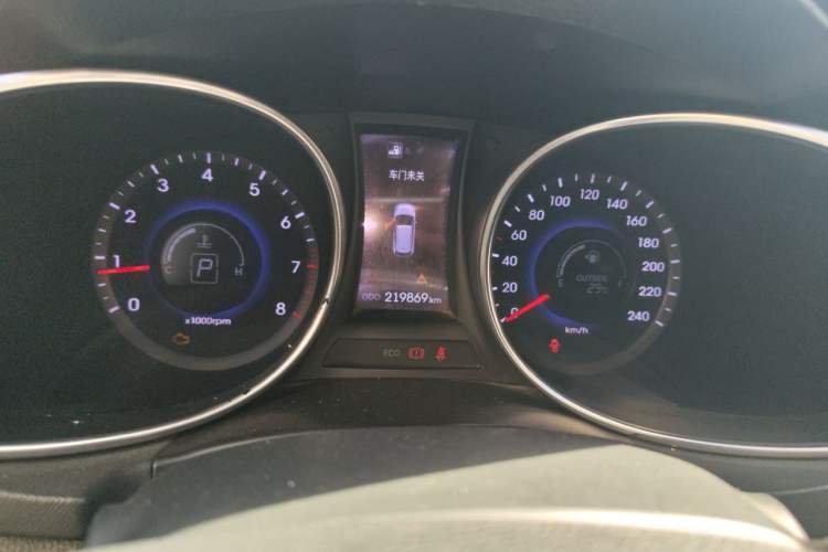 Used Hyundai Santa Fe 2013 2.4L Automatic 4x4 Smart Version Odometer Close Up