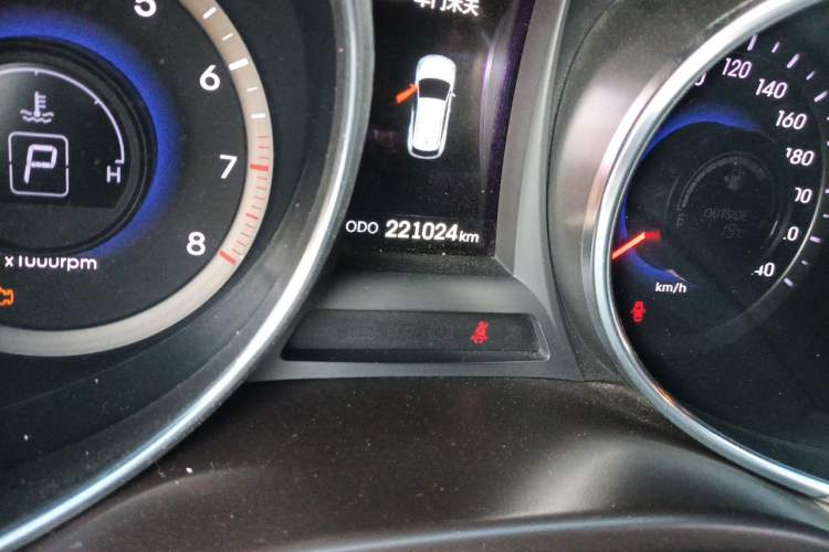 Used Hyundai Santa Fe 2013 2.0T Automatic All-Wheel Drive Top Trim Odometer Close Up
