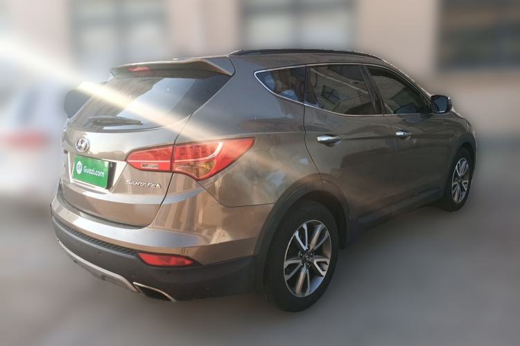 Used Hyundai Santa Fe 2013 2.0T Automatic All-Wheel Drive Top Trim Rear Right 45 Deg