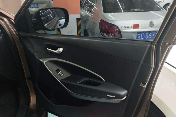 Used Hyundai Santa Fe 2013 2.4L Automatic Two-Wheel Drive Smart Version Right Front Door Interior
