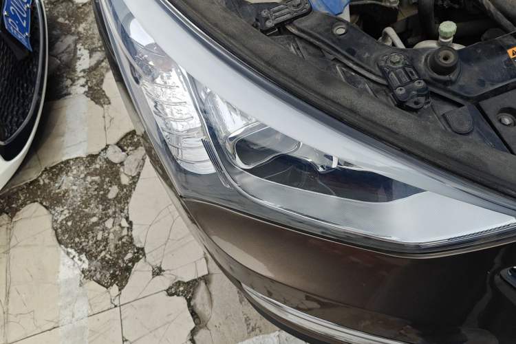Used Hyundai Santa Fe 2013 2.4L Automatic Two-Wheel Drive Smart Version Right Front Headlight