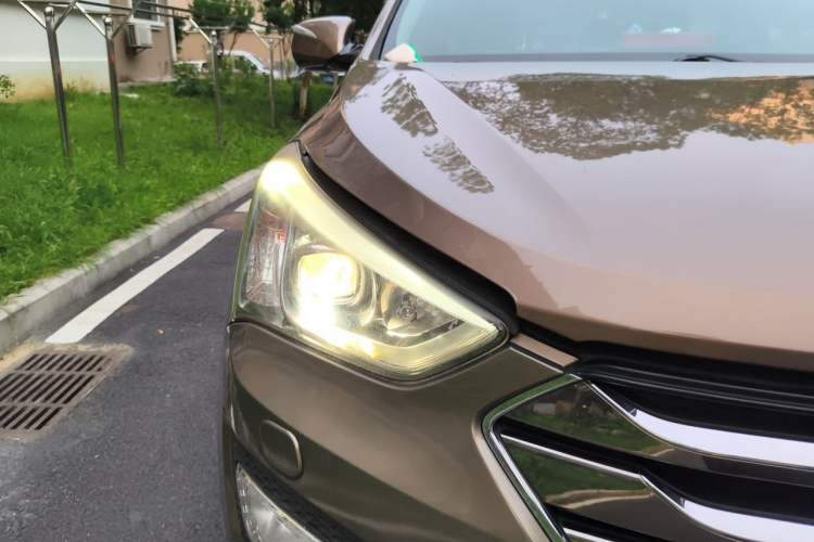 Used Hyundai Santa Fe 2013 2.0T Automatic All-Wheel Drive Prestige Version Right Front Headlight