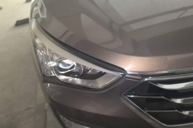 Used Hyundai Santa Fe 2013 2.4L Automatic Two-Wheel Drive Smart Version Right Front Headlight