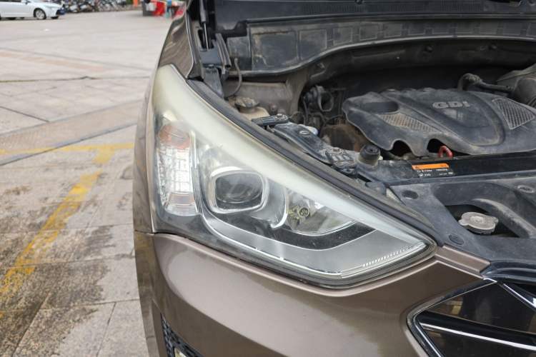 Used Hyundai Santa Fe 2013 2.4L Automatic 4x4 Comfort Edition Right Front Headlight