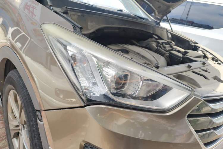 Used Hyundai Santa Fe 2013 2.4L Automatic Two-Wheel Drive Smart Version Right Front Headlight
