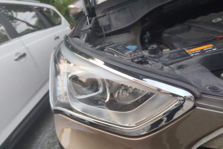Used Hyundai Santa Fe 2013 2.4L Automatic Two-Wheel Drive Smart Version Right Front Headlight