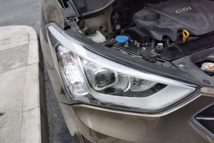Used Hyundai Santa Fe 2013 2.4L Automatic Two-Wheel Drive Smart Version Right Front Headlight
