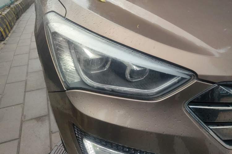Used Hyundai Santa Fe 2013 2.4L Automatic Two-Wheel Drive Smart Version Right Front Headlight