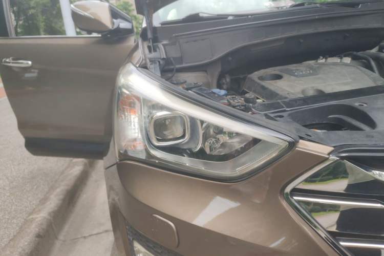 Used Hyundai Santa Fe 2013 2.0T Automatic All-Wheel Drive Top Trim Right Front Headlight