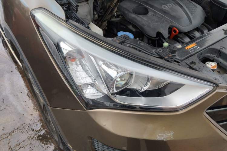 Used Hyundai Santa Fe 2013 2.4L Automatic Two-Wheel Drive Smart Version Right Front Headlight