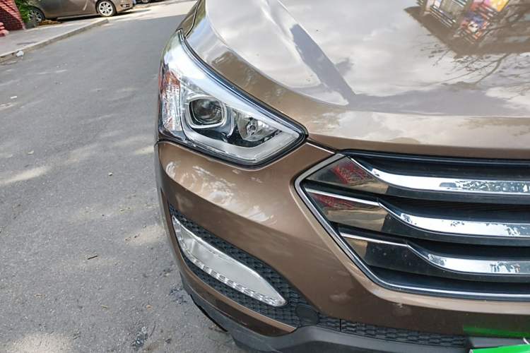 Used Hyundai Santa Fe 2013 2.4L Automatic Two-Wheel Drive Smart Version Right Front Headlight