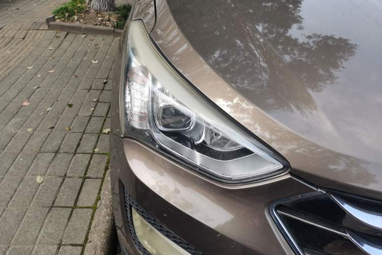 Used Hyundai Santa Fe 2013 2.4L Automatic Two-Wheel Drive Smart Version Right Front Headlight