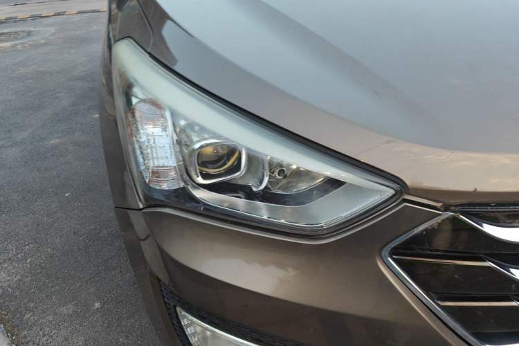 Used Hyundai Santa Fe 2013 2.4L Automatic Two-Wheel Drive Smart Version Right Front Headlight