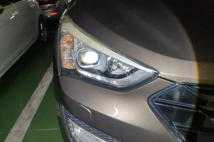 Used Hyundai Santa Fe 2013 Revised Version 2.0T Automatic All-Wheel Drive Top-Tier Trim Right Front Headlight