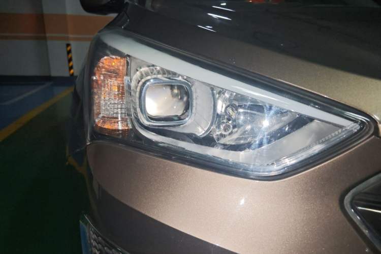 Used Hyundai Santa Fe 2013 2.4L Automatic Two-Wheel Drive Smart Version Right Front Headlight