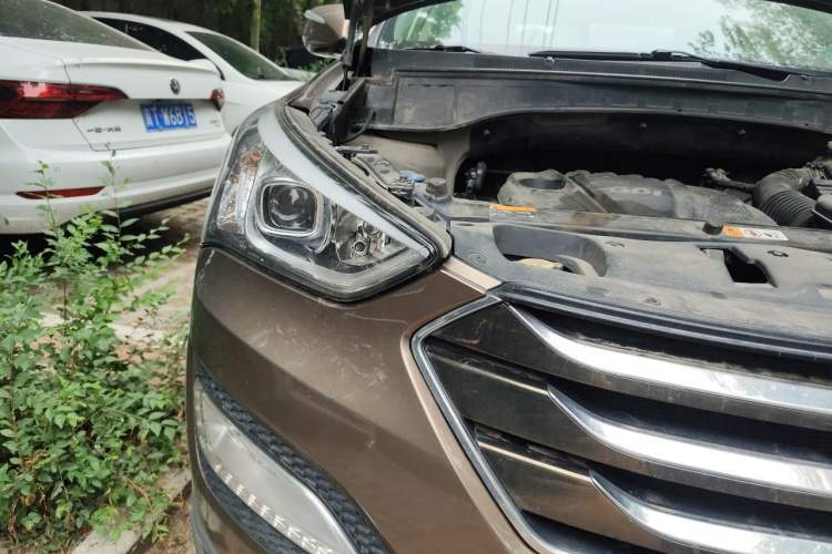 Used Hyundai Santa Fe 2013 2.4L Automatic Two-Wheel Drive Smart Version Right Front Headlight