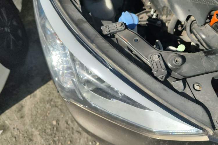 Used Hyundai Santa Fe 2013 2.4L Automatic 4x4 Smart Version Right Front Headlight