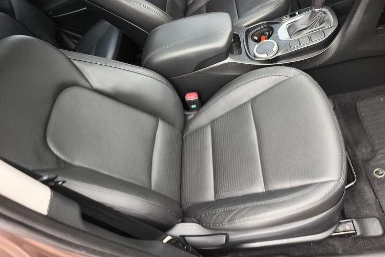 Used Hyundai Santa Fe 2013 2.4L Automatic Two-Wheel Drive Smart Version Right Front Seat