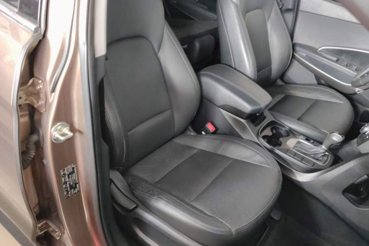Used Hyundai Santa Fe 2013 2.4L Automatic Two-Wheel Drive Smart Version Right Front Seat
