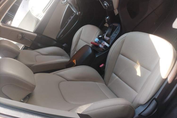 Used Hyundai Santa Fe 2013 2.4L Automatic Two-Wheel Drive Smart Version Right Front Seat