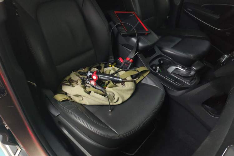 Used Hyundai Santa Fe 2013 2.4L Automatic Two-Wheel Drive Smart Version Right Front Seat