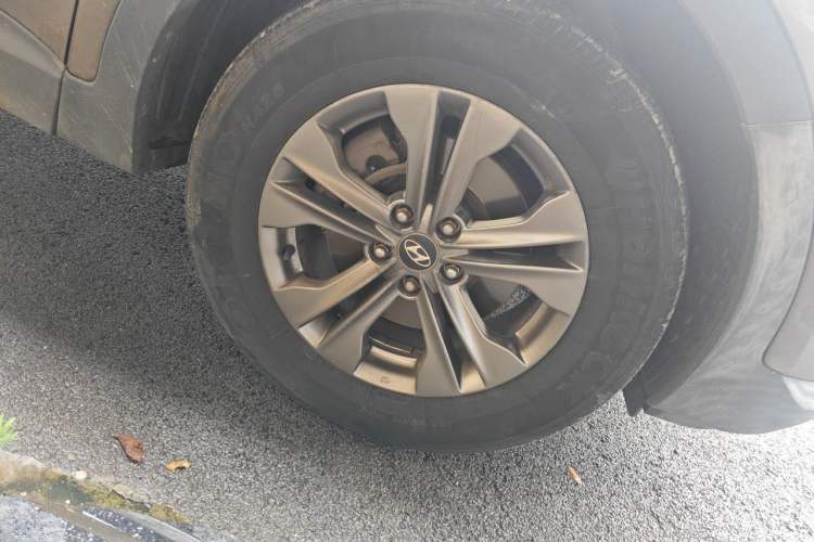 Used Hyundai Santa Fe 2013 2.4L Automatic Two-Wheel Drive Smart Version Right Front Wheel Hub