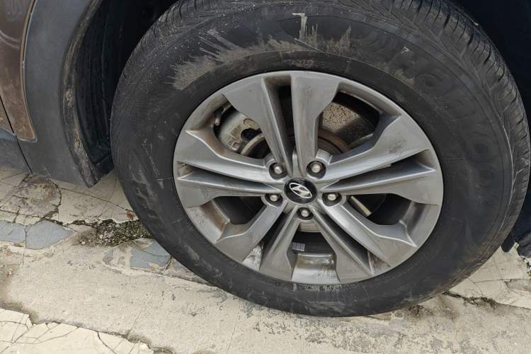 Used Hyundai Santa Fe 2013 2.4L Automatic Two-Wheel Drive Smart Version Right Front Wheel Hub