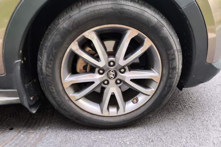 Used Hyundai Santa Fe 2013 2.0T Automatic All-Wheel Drive Prestige Version Right Front Wheel Hub