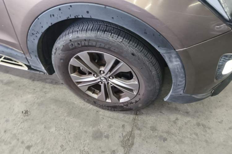 Used Hyundai Santa Fe 2013 2.4L Automatic Two-Wheel Drive Smart Version Right Front Wheel Hub