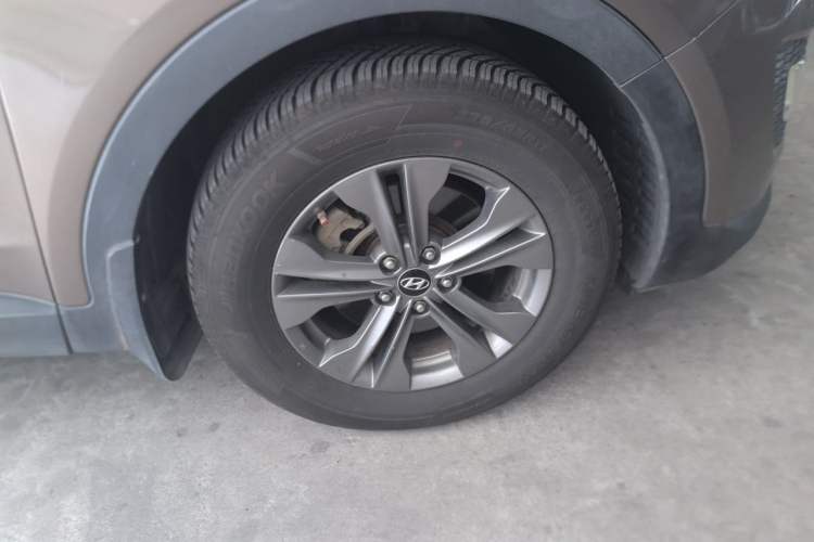 Used Hyundai Santa Fe 2013 2.4L Automatic Two-Wheel Drive Smart Version Right Front Wheel Hub