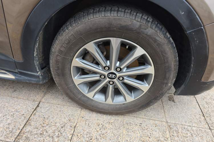 Used Hyundai Santa Fe 2013 2.4L Automatic 4x4 Comfort Edition Right Front Wheel Hub