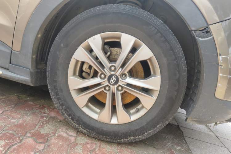 Used Hyundai Santa Fe 2013 2.4L Automatic Two-Wheel Drive Smart Version Right Front Wheel Hub