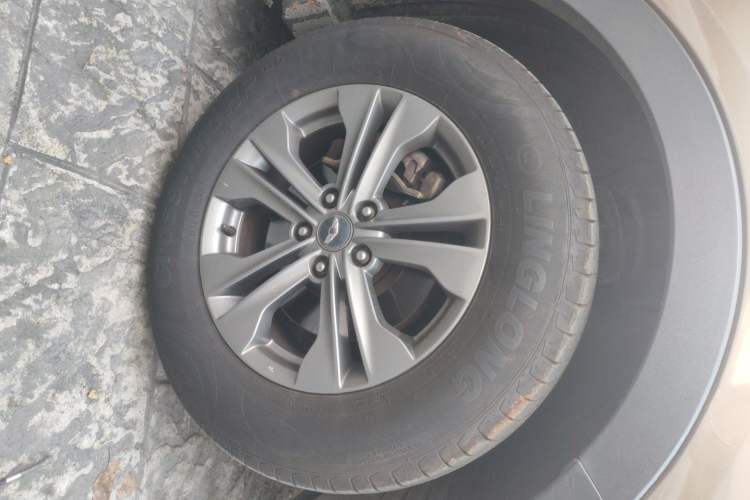 Used Hyundai Santa Fe 2013 2.4L Automatic Two-Wheel Drive Smart Version Right Front Wheel Hub