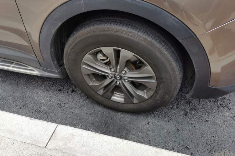 Used Hyundai Santa Fe 2013 2.4L Automatic Two-Wheel Drive Smart Version Right Front Wheel Hub