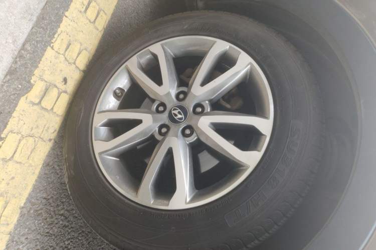 Used Hyundai Santa Fe 2013 2.0T Automatic All-Wheel Drive Top Trim Right Front Wheel Hub