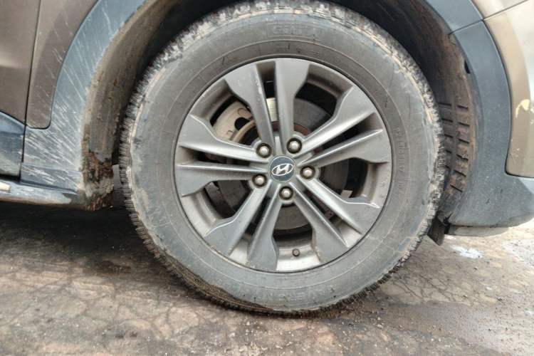 Used Hyundai Santa Fe 2013 2.4L Automatic Two-Wheel Drive Smart Version Right Front Wheel Hub