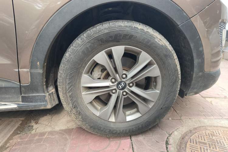 Used Hyundai Santa Fe 2013 2.4L Automatic Two-Wheel Drive Smart Version Right Front Wheel Hub