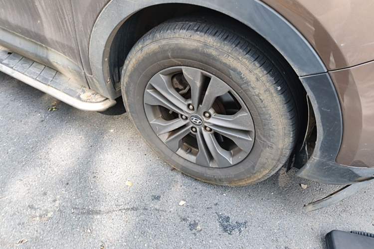 Used Hyundai Santa Fe 2013 2.4L Automatic Two-Wheel Drive Smart Version Right Front Wheel Hub