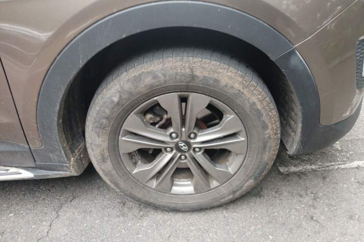 Used Hyundai Santa Fe 2013 2.4L Automatic 2WD Comfort Edition Right Front Wheel Hub