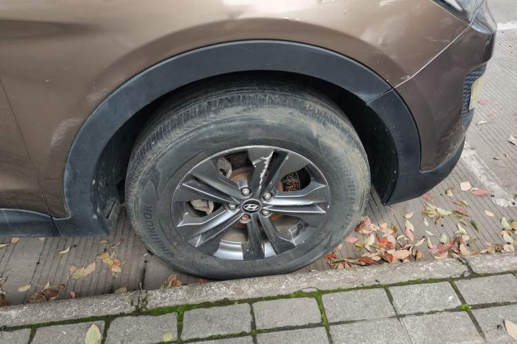 Used Hyundai Santa Fe 2013 2.4L Automatic Two-Wheel Drive Smart Version Right Front Wheel Hub