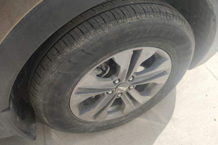 Used Hyundai Santa Fe 2013 2.4L Automatic Two-Wheel Drive Smart Version Right Front Wheel Hub