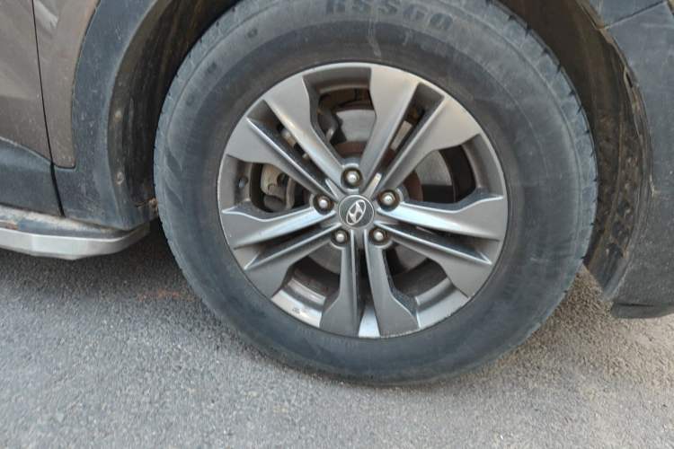 Used Hyundai Santa Fe 2013 2.4L Automatic Two-Wheel Drive Smart Version Right Front Wheel Hub