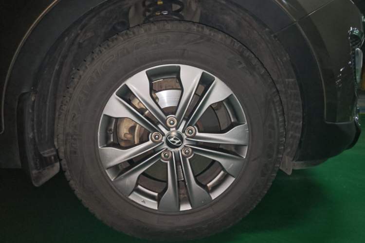 Used Hyundai Santa Fe 2013 2.4L Automatic Two-Wheel Drive Smart Version Right Front Wheel Hub